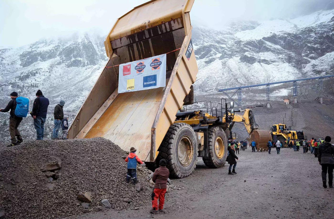 Tag der offenen Baustelle 2023: Trotz schlechtem Wetter waren die riesigen Baumaschinen Anziehungspunkt für Jung und Alt.