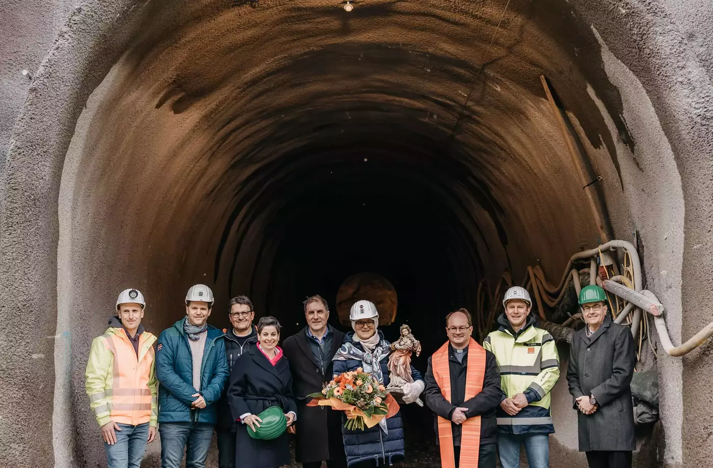 Erfolgreicher Tunnelanschlag (v.l.): Bauleiter Martin Pirker, Projektleiter Harald Kogler, TI-WAG-Projektleiter Klaus Mitteregger, Aufsichtsrätin Michaela Hysek-Unterweger, Bürger-meister Raimund Steiner, Tunnelpatin Elfriede Steiner, Dekan Ferdinand Pitt