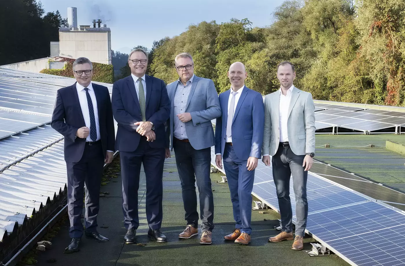 Gemeinsamer Lokalaugenschein bei der neuen PV-Anlage am Dach der Bioenergie Kufstein mit (v.li.) Stephan Hilber (kaufm. GF Bioenergie), TIWAG-Vorstandsdirektor Thomas Gasser, Wolfgang Gschwentner (kaufm. GF Stadtwerke), Walter Eisenmann (techn. GF Bioener