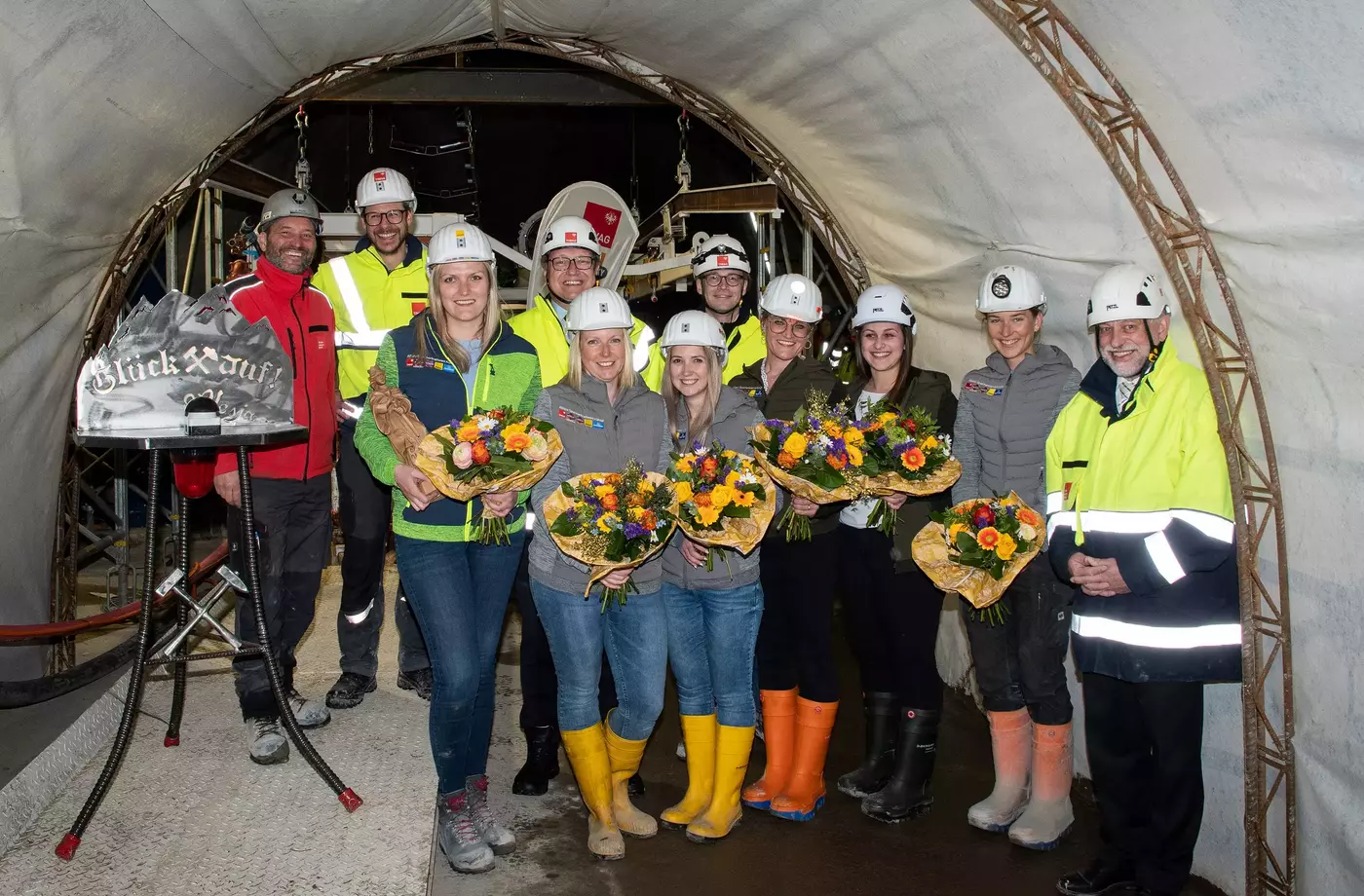 Die Maschinenpatinen (v.li.) Aida Osmic, Lisi Lesgi, Elisa Gredler, Sabine Gurgisser, Jaqueline Abfalterer, Anna Edlmair mit den TIWAG-Vorständen Thomas Gasser (Bildmitte) und Johann Herdina (re.), Projektleiter Klaus Feistmantl (2.v.re.) sowie Johannes P