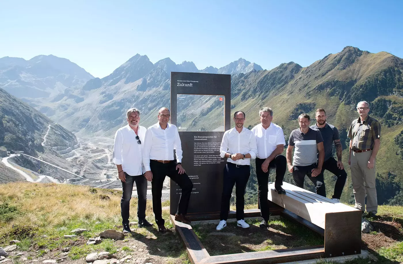 Wasserkraft erwandern (v.li.): Christoph Stock (Innsbruck Tourismus), TIWAG-Vorstandsdirektor Alexander Speckle, Landesrat Mario Gerber, Bürgermeister Helmut Dablander, Agrarobmann Hubert Leitner, Lukas Reich (TVB-Regionalleiter) und TIWAG-Projektleiter K