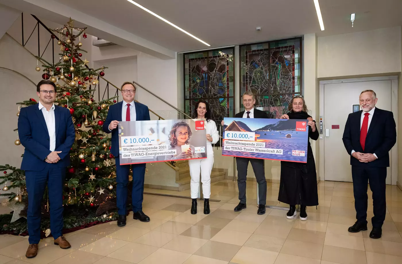 Tiroler Frauenhaus-Geschäftsführerin Gabriele Plattner (re.) und Dagmar Fischnaller, Interne Leitung forKIDS Therapiezentrum, bei der Spendenscheckübergabe mit den TIWAG-Vorständen Erich Entstrasser, Thomas Gasser und Johann Herdina sowie Vertriebsleiter 