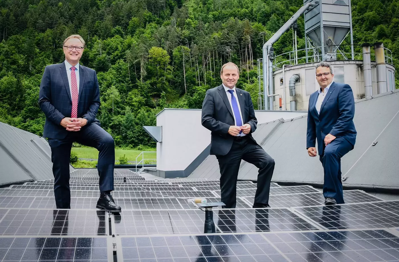 TIWAG-Vorstandsdirektor Thomas Gasser (li.), LH-Stv. Josef Geisler und Geschäftsführer Klaus Mair präsentieren die neue 400 kWp starke Photovoltaikgroßanlage am Produktionsgebäude der Geschützten Werkstätte in Vomp.