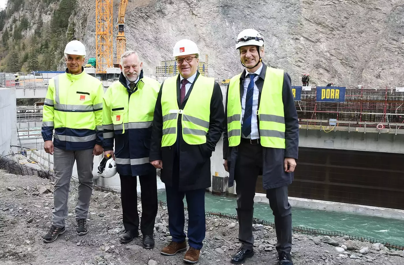 Lokalaugenschein auf der Kraftwerksbaustelle in Ovella mit LH Günther Platter, GKI-Geschäftsführer Johann Herdina (2.v.li.), TIWAG-Vorstandsvorsitzendem Erich Entstrasser und Gottfried Ötzbrugger (li; Ausführungsmanagement)