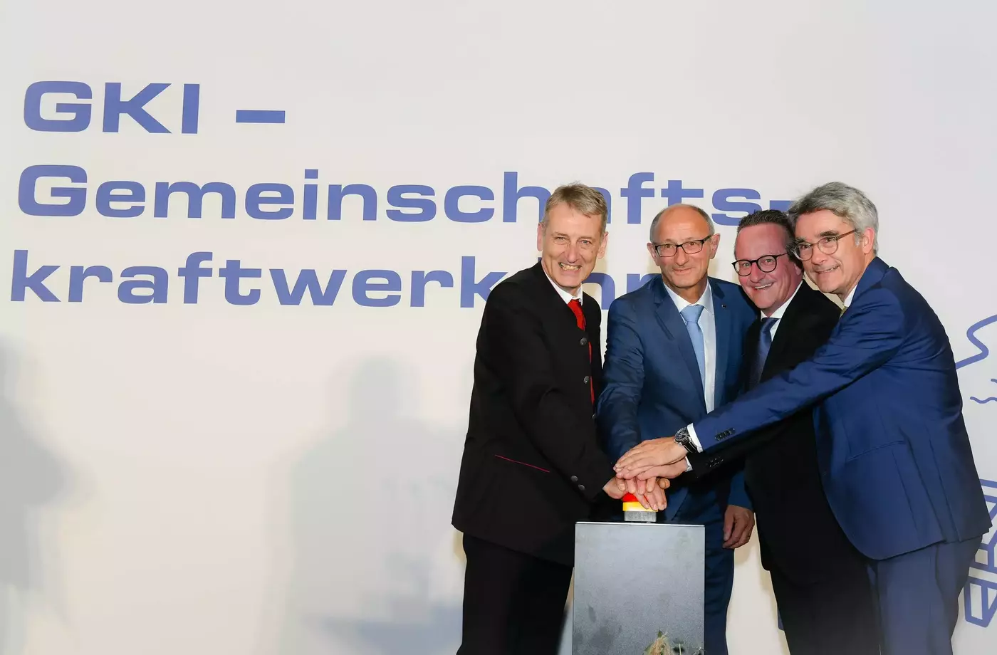 Offizieller Maschinenstart im neuen Gemeinschaftskraftwerk Inn mit (v.li.) TIWAG-Vorstandsvorsitzendem Erich Entstrasser, Landeshauptmann Anton Mattle, EKW-Verwaltungsratspräsident Martin Schmid und Regierungsrat Mario Cavigelli.